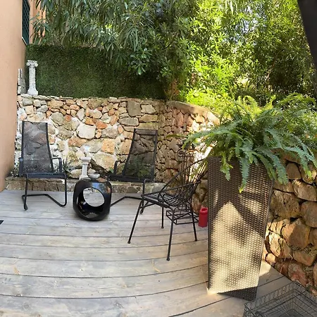 Avec Grand Jardin Et Vue Dans L'une Des Meilleures Residences Avec Piscine Au Coeur Du Village Emblematique Saint-Jean-Cap-Ferrat
